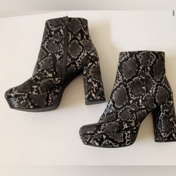 Steve Madden Grate Snakeskin Print Platform Boots NWOT - Picture 4 of 8